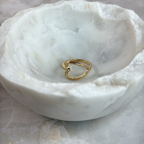 Elegant Gold Heart Ring - Picture 4 of 7